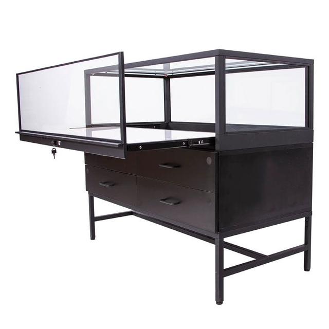Выставочная витрина Four-Bay Display